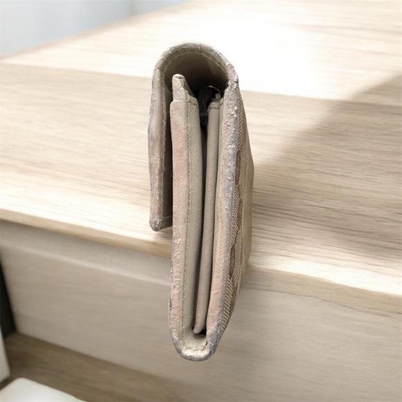 Gucci Vintage long snap closure wallet. Callouts some rubbing on the sides - Picture 3 of 9